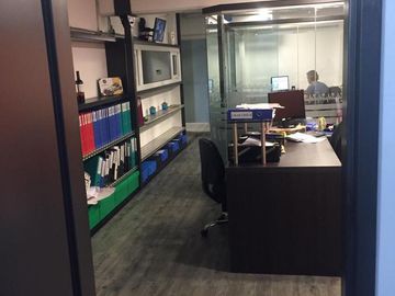 Depósito con oficinas y PH para coleccionistas de autos