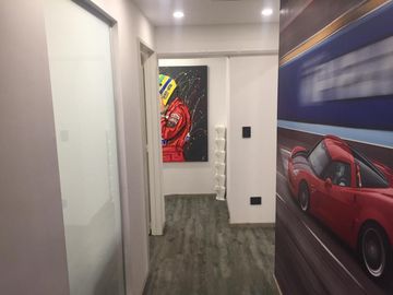 Depósito con oficinas y PH para coleccionistas de autos