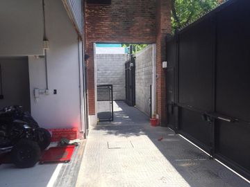 Depósito con oficinas y PH para coleccionistas de autos