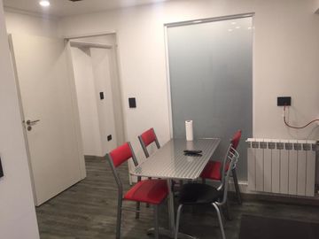 Depósito con oficinas y PH para coleccionistas de autos