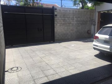 Depósito con oficinas y PH para coleccionistas de autos