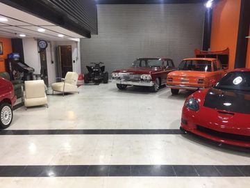 Depósito con oficinas y PH para coleccionistas de autos