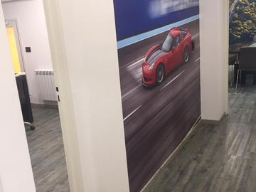 Depósito con oficinas y PH para coleccionistas de autos
