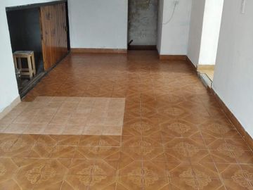 Casa con 3 dormitorios, fondo y departamento en primer piso!