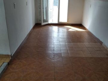 Casa con 3 dormitorios, fondo y departamento en primer piso!
