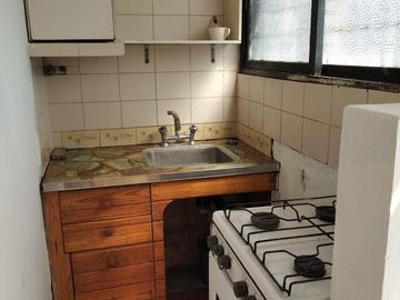 Casa con 3 dormitorios, fondo y departamento en primer piso!