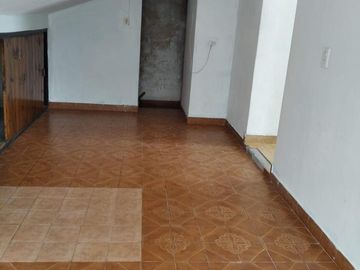 Casa con 3 dormitorios, fondo y departamento en primer piso!