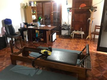 Casa con 3 dormitorios, fondo y departamento en primer piso!