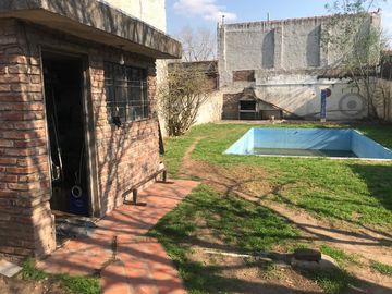 Casa con 3 dormitorios, fondo y departamento en primer piso!