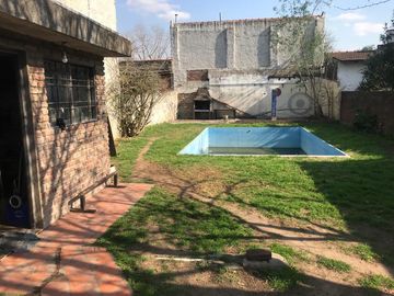 Casa con 3 dormitorios, fondo y departamento en primer piso!