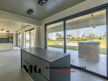 Casa en venta, 6 ambientes. Terralagos, Canning