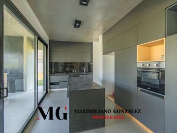 Casa en venta, 6 ambientes. Terralagos, Canning
