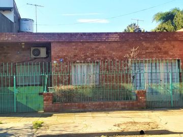 Casa en venta - 3 Dormitorios 1 Baño - Cochera - 454Mts2 - Morón