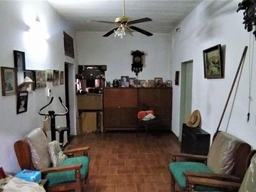 Casa en venta - 3 Dormitorios 1 Baño - Cochera - 454Mts2 - Morón