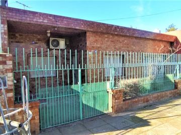 Casa en venta - 3 Dormitorios 1 Baño - Cochera - 454Mts2 - Morón