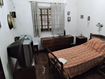 Casa en venta - 3 Dormitorios 1 Baño - Cochera - 454Mts2 - Morón