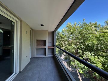 Lencke vende - Edificio Los Fresnos, amplio 2 ambientes c/balcon terraza y parrilla