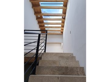 CASA MODERNA EN VENTA Y RENTA A 3 MINUTOS DE AVANDARO