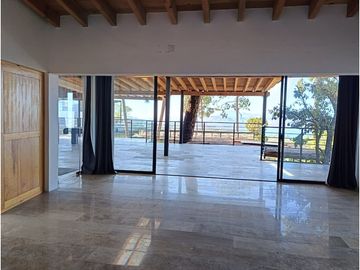 CASA MODERNA EN VENTA Y RENTA A 3 MINUTOS DE AVANDARO