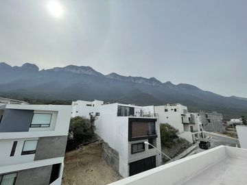 CASA EN VENTA EN PRIVADA EVEREST - CUMBRES MONTERREY, N.L.