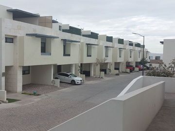 Hermosa Casa en Zibata con hasta cinco recamaras