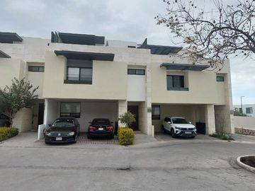Hermosa Casa en Zibata con hasta cinco recamaras