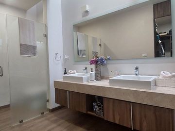 Hermosa Casa en Zibata con hasta cinco recamaras