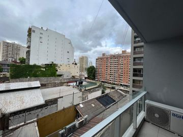 VENTA de 1 gran ambiente con balcón en la mejor zona de San Telmo, a metros de Puerto Madero