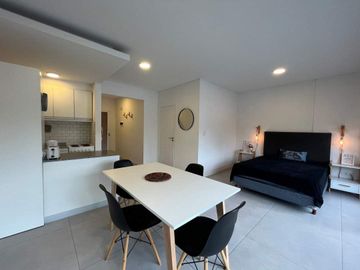 VENTA de 1 gran ambiente con balcón en la mejor zona de San Telmo, a metros de Puerto Madero