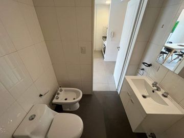VENTA de 1 gran ambiente con balcón en la mejor zona de San Telmo, a metros de Puerto Madero