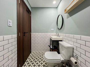 VENTA de 1 ambiente al frente con balcón y piscina