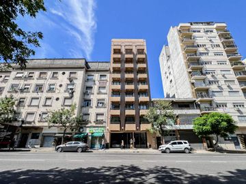 VENTA de 1 ambiente al frente con balcón y piscina