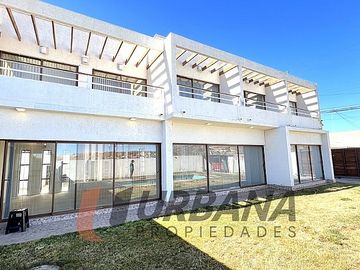 EXCLUSIVA CASA EN LA CIUDAD DE ANDACOLLO