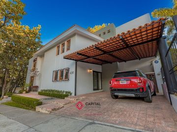 Casa en venta de Lujo Bugambilias zona Sur