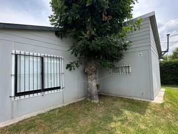Casa en  49 Y 148. Amplio parque.