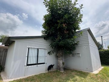 Casa en  49 Y 148. Amplio parque.
