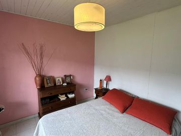 Casa en  49 Y 148. Amplio parque.