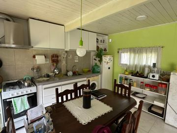 Casa en  49 Y 148. Amplio parque.