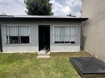 Casa en  49 Y 148. Amplio parque.