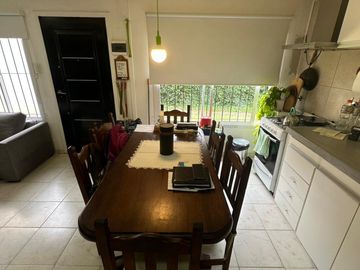 Casa en  49 Y 148. Amplio parque.