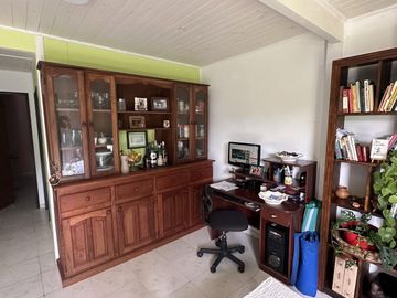 Casa en  49 Y 148. Amplio parque.