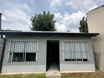 Casa en  49 Y 148. Amplio parque.