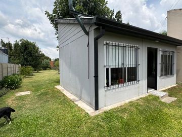 Casa en  49 Y 148. Amplio parque.