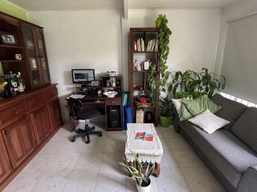 Casa en  49 Y 148. Amplio parque.