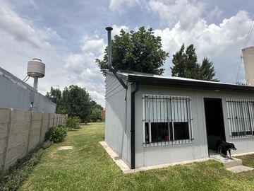 Casa en  49 Y 148. Amplio parque.