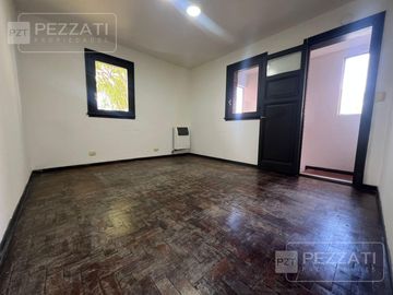 Oficina en  alquiler. Zona Güemes. Jardin, 2 privados. recepciòn. Baño
