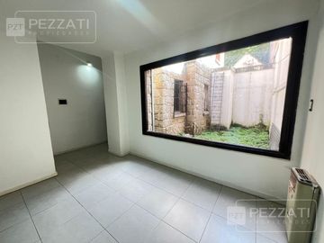 Oficina en  alquiler. Zona Güemes. Jardin, 2 privados. recepciòn. Baño