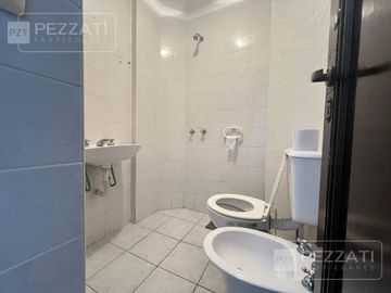 Oficina en  alquiler. Zona Güemes. Jardin, 2 privados. recepciòn. Baño