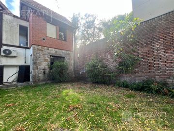Oficina en  alquiler. Zona Güemes. Jardin, 2 privados. recepciòn. Baño