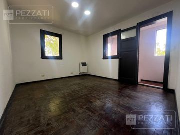 Oficina en  alquiler. Zona Güemes. Jardin, 2 privados. recepciòn. Baño